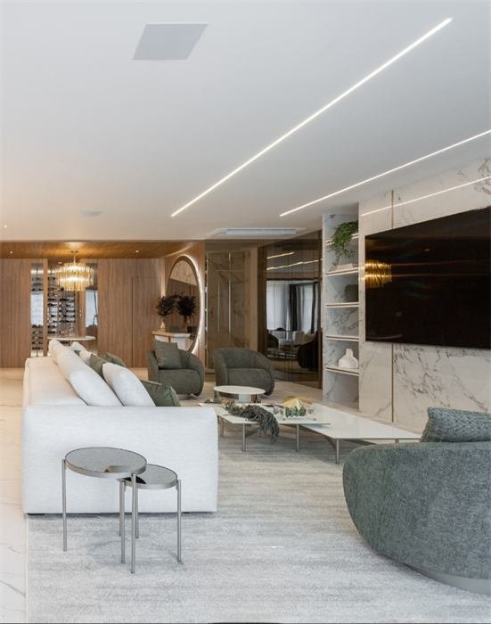 Séjour avec canapé blanc et fauteuil vert sauge – projet Calanque, Bandol