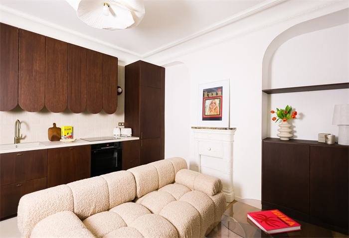 Vue d'ensemble du studio, cuisine et canapé – projet Le Cyprès, Paris