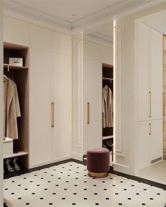 Dressing ouvert et pouf en velours bordeaux – projet L'Estérel, Fréjus