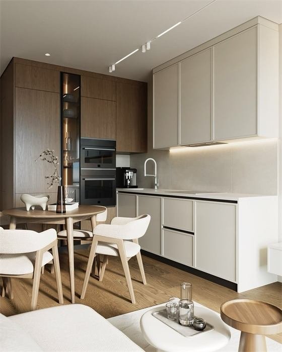 Cuisine blanche et colonne en bois – projet Levant, Sainte-Maxime