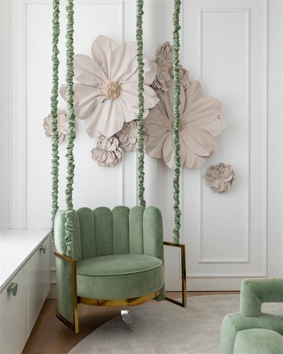 Fauteuil suspendu vert et fleurs murales en relief – projet Madrague, Saint-Tropez