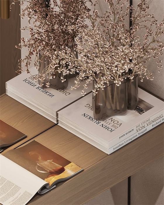 Détail de livres et fleurs séchées – projet Le Phare, Toulon