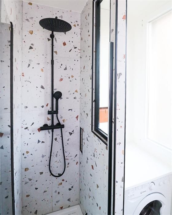 Douche en terrazzo avec robinetterie noire – projet Rivage, Toulon
