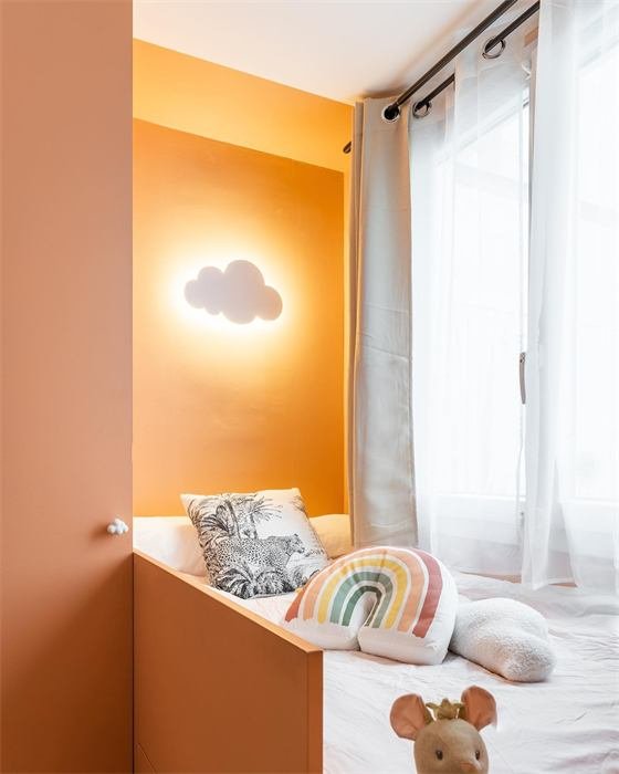 Chambre d'enfant orange avec applique nuage – projet Rivage, Toulon