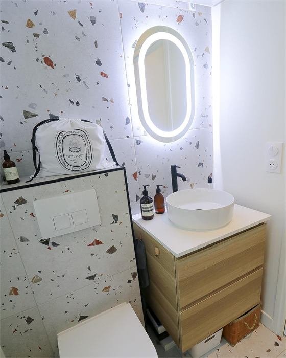 Salle d'eau en terrazzo avec miroir lumineux – projet Rivage, Toulon