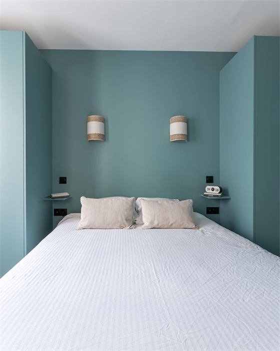 Chambre bleu-vert et appliques en rotin – projet Rivage, Toulon
