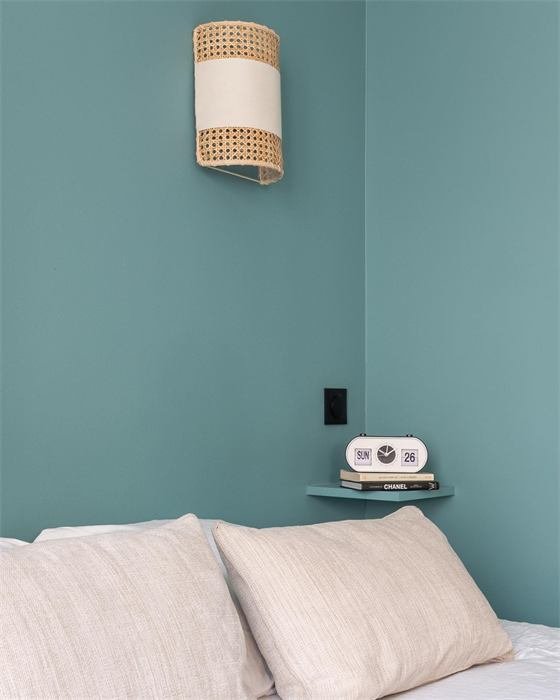 Applique en rotin sur mur bleu-vert – projet Rivage, Toulon
