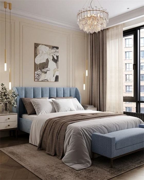 Chambre avec tête de lit bleue et lustre en cristal – projet Roches, Sanary-sur-Mer