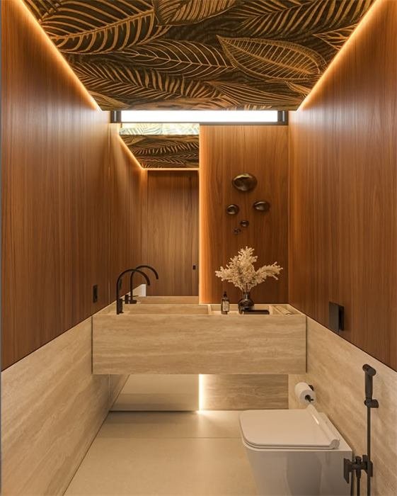 Casa de banho com paredes em madeira e teto com folhagem – projeto Tropique, Saint-Tropez