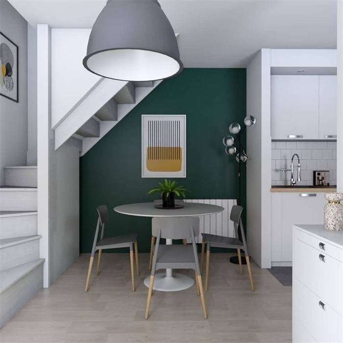 Coin repas sous l'escalier devant un mur vert – projet La Villa Blanche, La Seyne-sur-Mer
